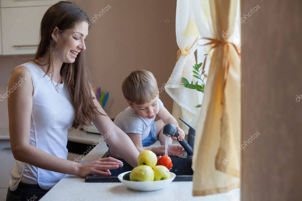 Imágenes Mamá Hijo De Mamá Cocina Lavar Frutas Y Verduras — Foto De