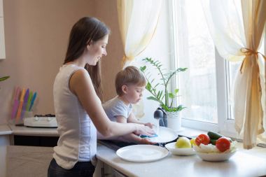 mutfak anne oğul meyve ve sebze yıkama