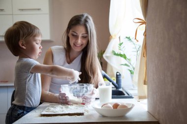 Anne ve oğul un pasta hazırlamak