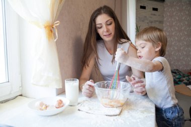 Anne ve oğlunun mutfakta pasta hazırlamak
