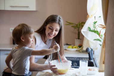 Anne ve oğlunun mutfakta pasta hazırlamak
