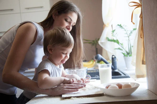 Мати і молодий син готують торт на кухні — стокове фото