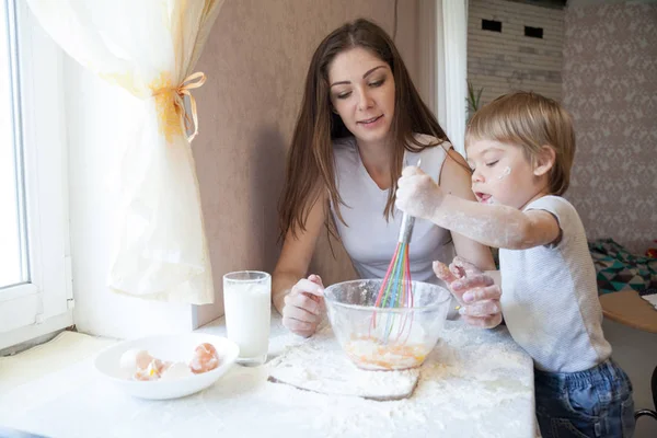 Anne ve oğlunun mutfakta pasta hazırlamak
