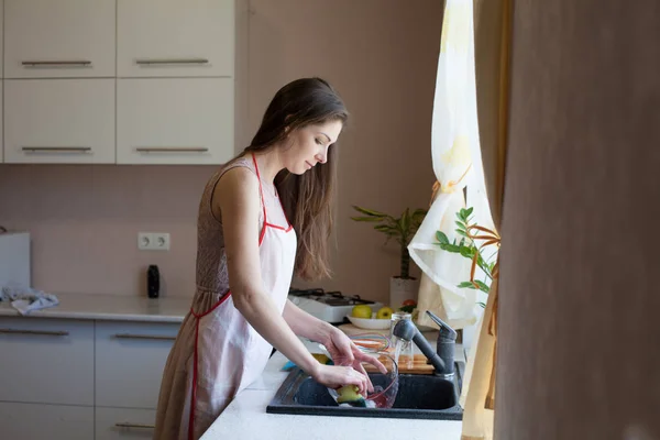 Hausfrau wäscht schmutziges Geschirr in der Küche — Stockfoto