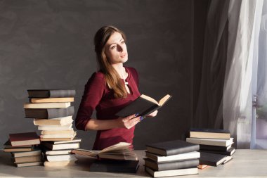 Kız bir sürü evde kitap okur