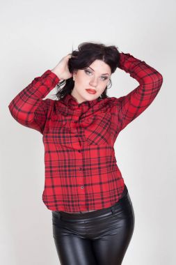 Stüdyoda poz kırmızı gömlekli şişko kız