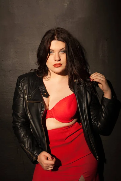 Donna grassa in biancheria intima rossa — Foto Stock