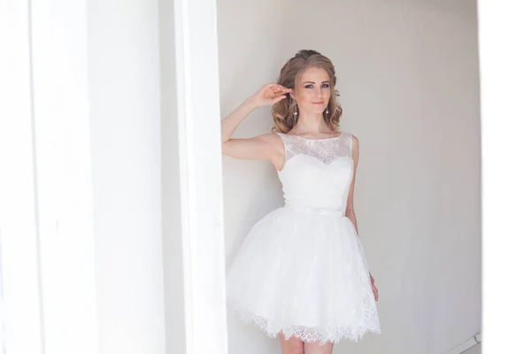 Hezká dívka v krátké bílé svatební šaty — Stock fotografie