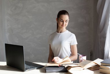 kız kitap inşaat bilgisayar okuma sınavı için hazırlanıyor