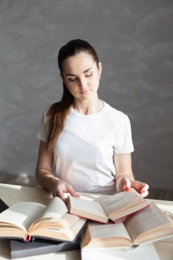 Kız işleri bilgisayarda bir kütüphanede okuma kitap