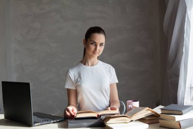 kız kitap inşaat bilgisayar okuma sınavı için hazırlanıyor