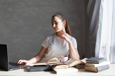 kız kitap inşaat bilgisayar okuma sınavı için hazırlanıyor