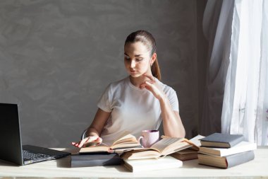 Kız işleri bilgisayarda kitap okur