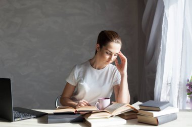 Kız işleri bilgisayarda kitap okur