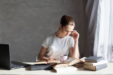Kız işleri bilgisayarda kitap okur