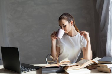 Bir kitap okuma ve kahve içme kız