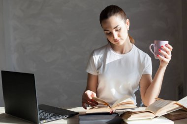 Bir kitap okuma ve kahve içme kız