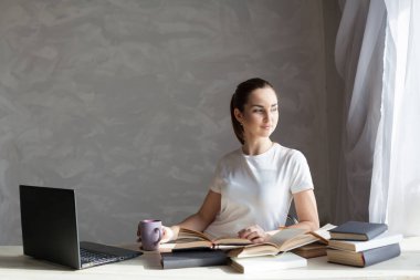 Bir kitap okuma ve kahve içme kız