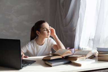 Kız işleri bilgisayarda kitap okur