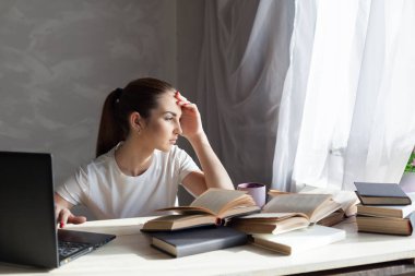Kız işleri bilgisayarda kitap okur