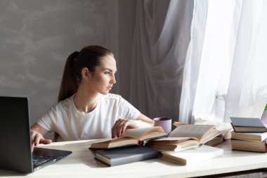 Kız işleri bilgisayarda kitap okur