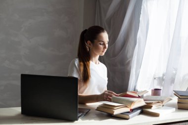 Kız işleri bilgisayarda kitap okur