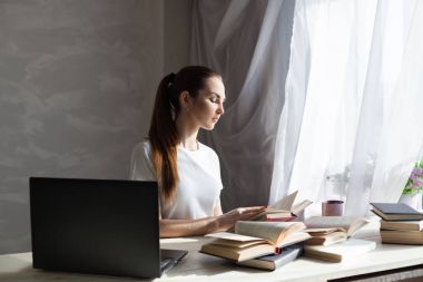 Kız işleri bilgisayarda kitap okur