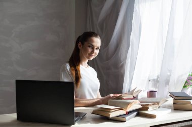 Kız işleri bilgisayarda bir kütüphanede okuma kitap