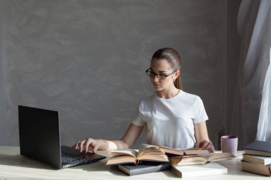 Kız sınavları ve okuma kitapları için hazırlama Kitaplığı'nda