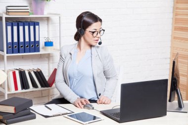 Bilgisayarda Office callcenter kız çalışıyor