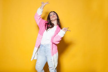 parlak kız iki parmak ellerde gösterir.