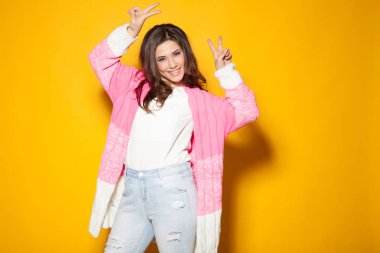 parlak kız iki parmak ellerde gösterir.