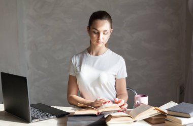 kız kitap inşaat bilgisayar okuma sınavı için hazırlanıyor