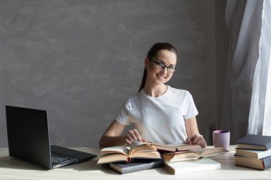 Kız sınavları ve okuma kitapları için hazırlama Kitaplığı'nda