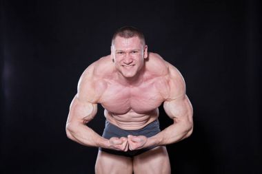 atlet vücut geliştirmeci kasları spor sonra gösterir.