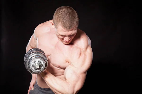 Deporte el atleta culturista construir músculos mancuernas — Foto de Stock