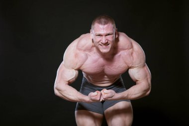 Spor atlet vücut geliştirmeci kasları gösterir