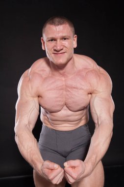 Spor atlet vücut geliştirmeci kasları gösterir