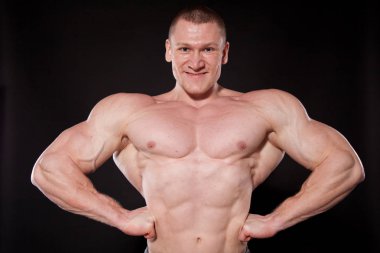 Spor atlet vücut geliştirmeci kasları gösterir