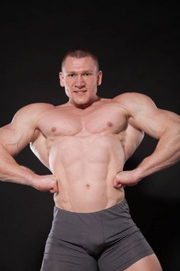 Spor atlet vücut geliştirmeci kasları gösterir