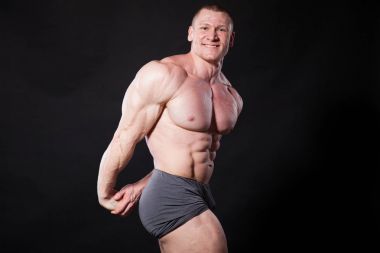 atlet vücut geliştirmeci kasları spor sonra gösterir.