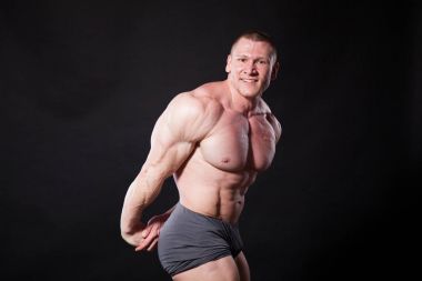 atlet vücut geliştirmeci kasları spor sonra gösterir.