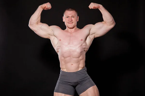 Sport the athlete bodybuilder shows off his muscles — Stock Photo, Image