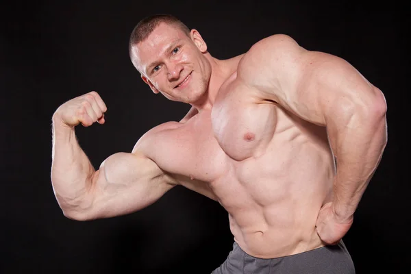 Sport the athlete bodybuilder shows off his muscles — Stock Photo, Image