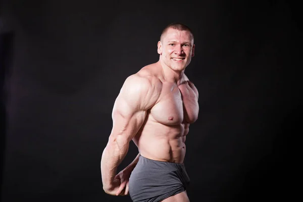 El culturista atleta muestra sus músculos después de los deportes — Foto de Stock