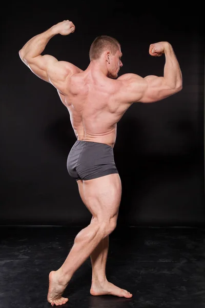 Το bodybuilder αθλητής δείχνει τους μυς του μετά από αθλητικά — Φωτογραφία Αρχείου