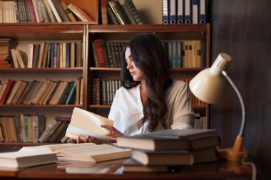 Kız sınav okuma kitabı kütüphanede için hazırlanıyor