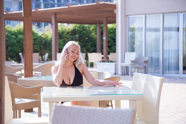 Fille au restaurant de la plage parlant au téléphone — Photo