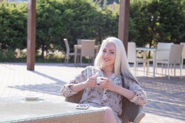 Plaj Restoran kahve oturan sarışın kız