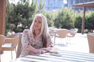 Plaj Restoran kahve oturan sarışın kız